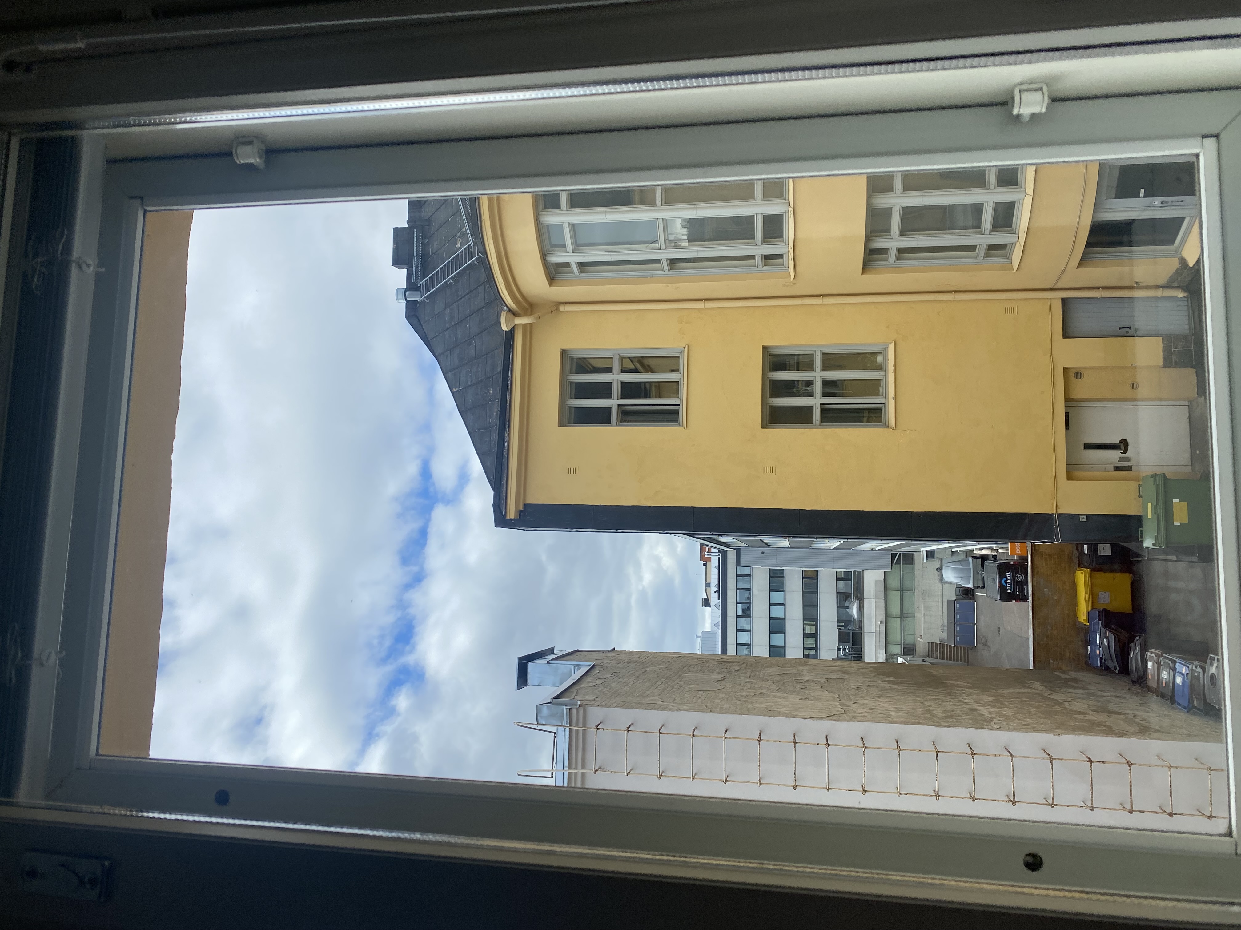 Ikkuna pesun jälkeen